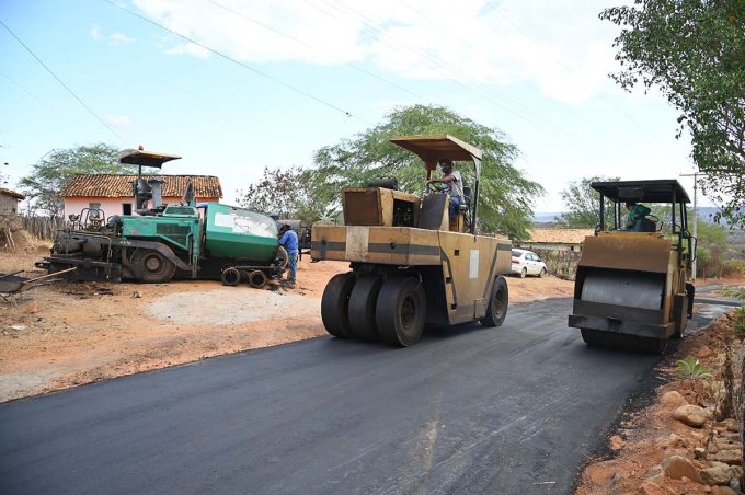 Moradores de Bate-Pé comemoram ampliação da pavimentação asfáltica na Avenida Ney Ferreira
