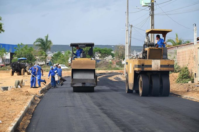 Moradores do Cidade Modelo comemoram obra de pavimentação asfáltica em ritmo acelerado