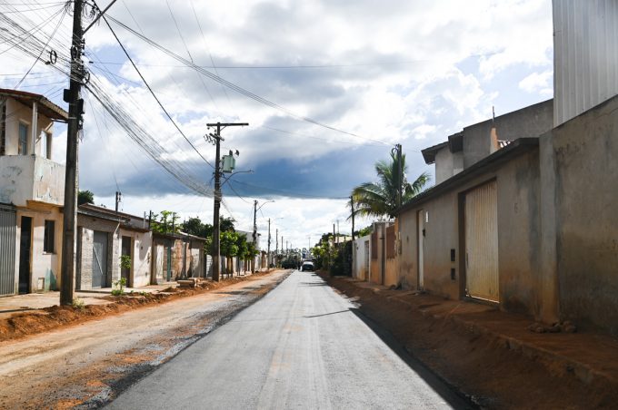 Prefeitura realiza pavimentação asfáltica na Rua Venceslau Ribeiro Novais