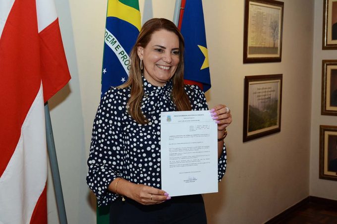 Agora é lei: prefeita sanciona reajuste salarial dos servidores