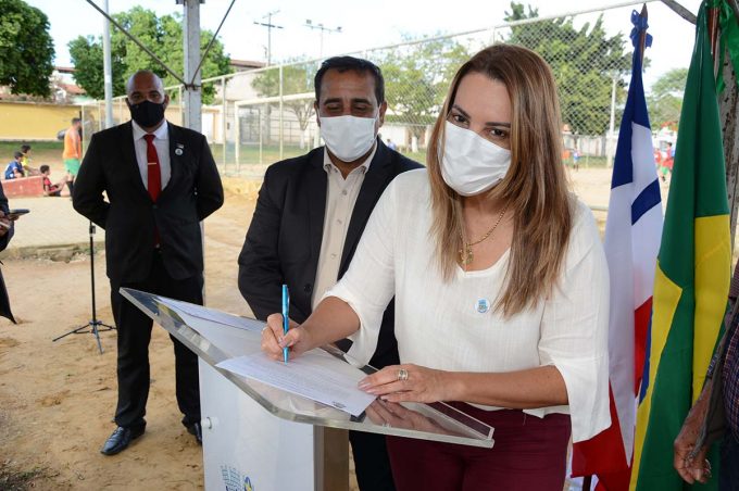 Prefeita Sheila Lemos dá ordem de serviço para melhorias na Praça Dão Barros, no bairro Ibirapuera