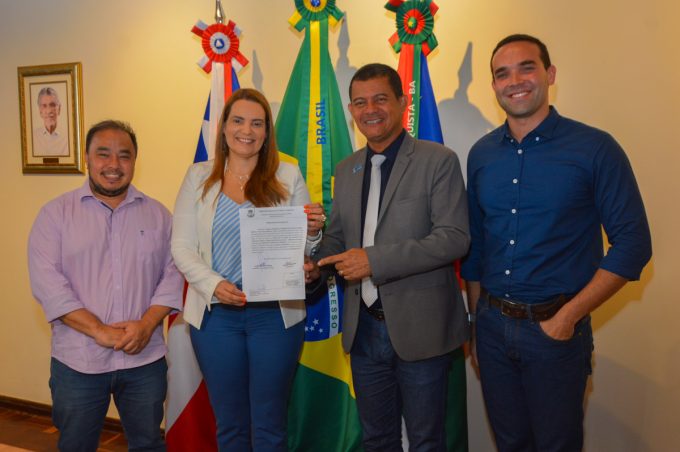 Prefeitura assina Ordem de Serviço da obra de pavimentação de rua no Pradoso