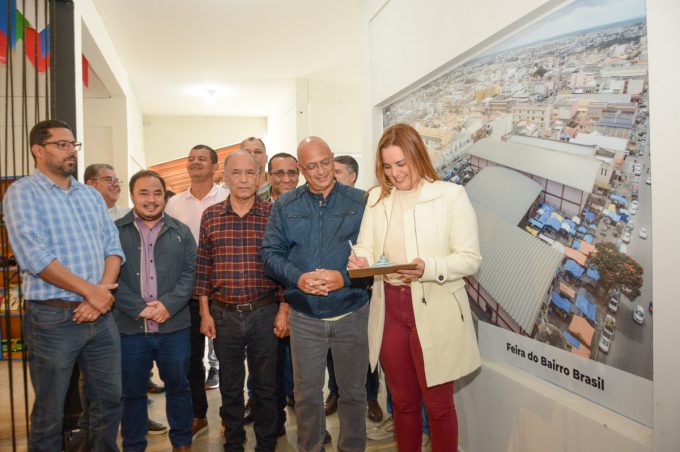 Prefeita assina ordens de serviço para cobertura da Feira do Bairro Brasil e recapeamento asfáltico de ruas do entorno
