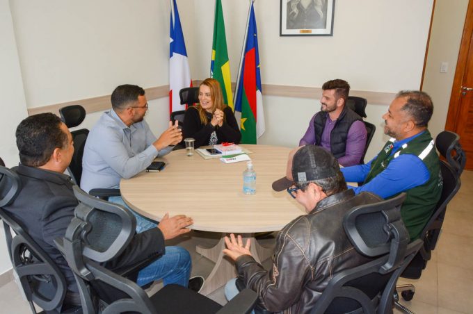 Prefeita define próximas ações do projeto Prefeitura Móvel e recebe representantes da nova central de abastecimento
