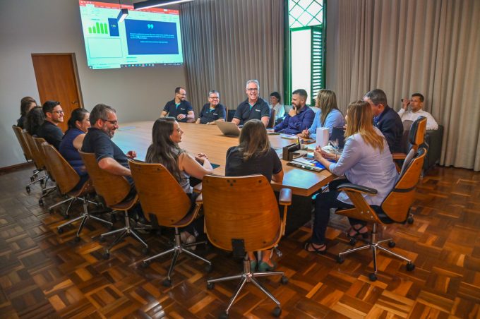 Sicoob Credcoop apresenta balanço das ações de 2025 em reunião na Prefeitura