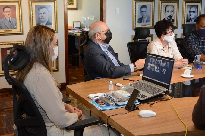 Prefeita discute desafios da educação no município com representantes do Educar pra Valer