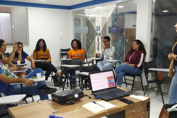 Oficina de Libras promovida pela SMDE recebe visita de surdos