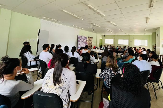 Fundação Pública de Saúde promove aulas sobre cuidados com postura e respiração de recém-nascido