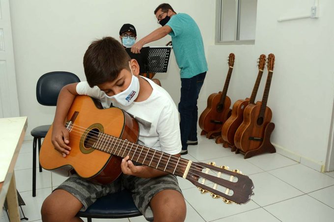 Aluno e professor compartilham experiência no Conservatório de Música