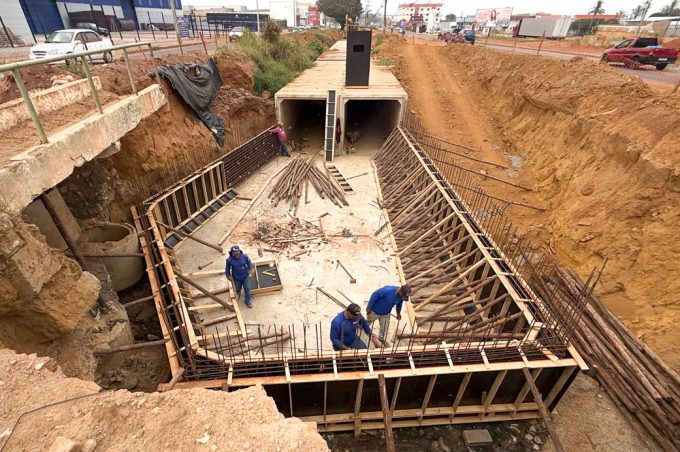 Obra de drenagem da Avenida Brumado avança e nova etapa de concretagem está prevista para sexta-feira, 17