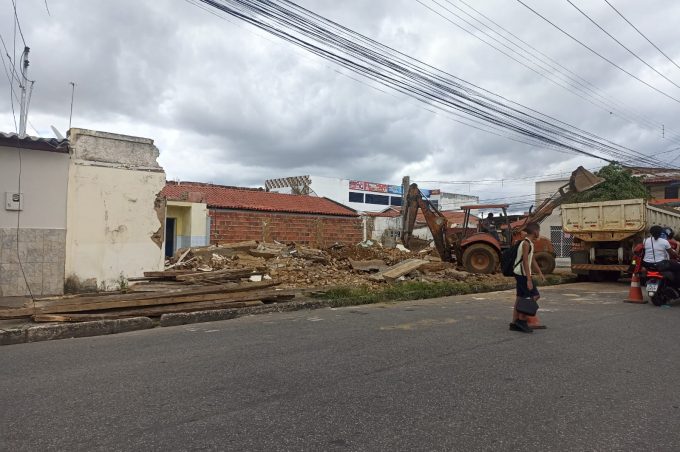 Imóvel da Avenida Pará com riscos de desabamento é demolido pelos proprietários após notificação