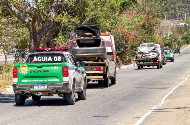 Semob exibe veículo sinistrado pelas ruas da cidade para reforçar campanha municipal pela segurança no trânsito