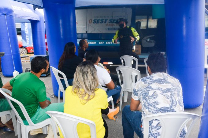 Em mais uma ação da Semana do Trânsito, Simtrans e PRF orientam motoristas na BR-116 nesta quinta-feira
