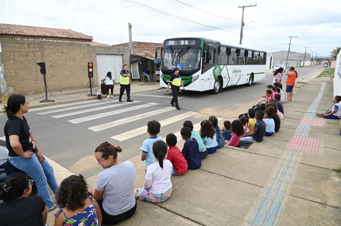 Simtrans promove ação educativa com alunos do Cmei Recanto das Águas