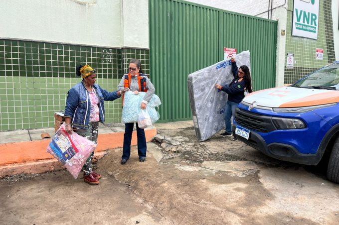 Defesa Civil entrega ajuda humanitária a família atingida pelas chuvas. Semdes realiza assistência social à população