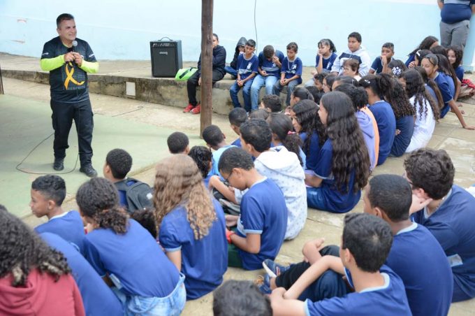 Maio Amarelo: Simtrans promove ação educativa com alunos da Escola Municipal Carlos Santana
