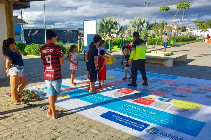 Simtrans intensifica ações da campanha Maio Amarelo em praças da cidade