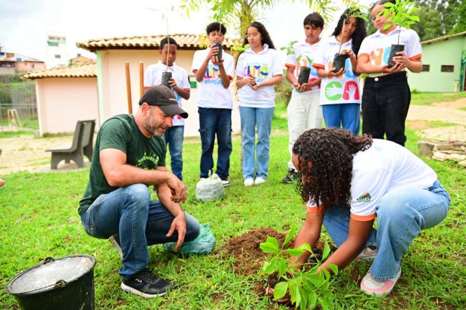 Durante atividade de Educação Ambiental, adolescentes do Nuca realizam plantio de árvores na Praça da Juventude
