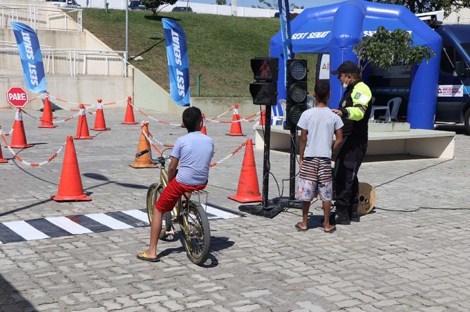 Semob e Sest/Senat promoveram ação sobre trânsito na Praça Norberto Aurich