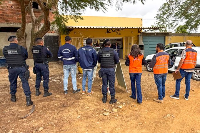 Comissão fiscaliza ocupações ilegais e apreende produtos impróprios para consumo em Vitória da Conquista