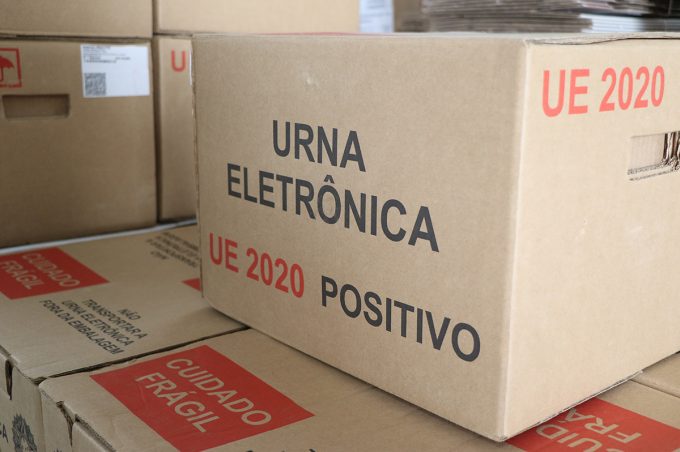 Prefeitura participa da logística de distribuição das urnas eletrônicas