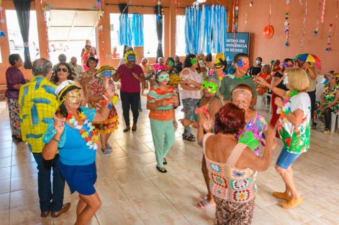 Baile de carnaval da terceira idade anima Centro de Convivência do Idoso
