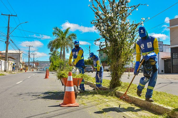 Serviços Públicos mantém recebem operação pós-chuvas para retirar material acumulado em ruas e avenidas