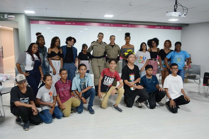 Adolescentes do Nuca e do Cras participam de roda de conversa sobre combate à violência contra a mulher