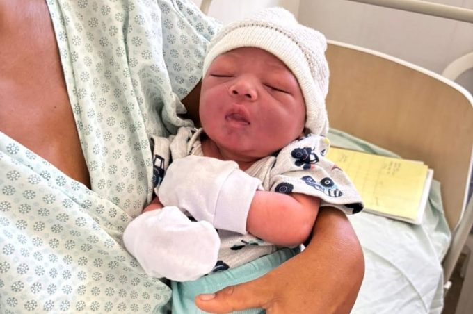 Hospital Esaú Matos celebra nascimento do primeiro bebê de 2025