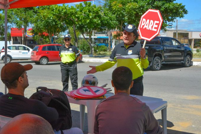 Campanha Laço Amarelo da Secretaria de Mobilidade Urbana orienta motociclistas sobre segurança no trânsito