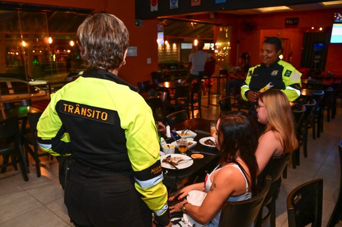 Secretaria de Mobilidade Urbana conscientiza motoristas sobre risco de dirigir após ingestão de bebida alcóolica