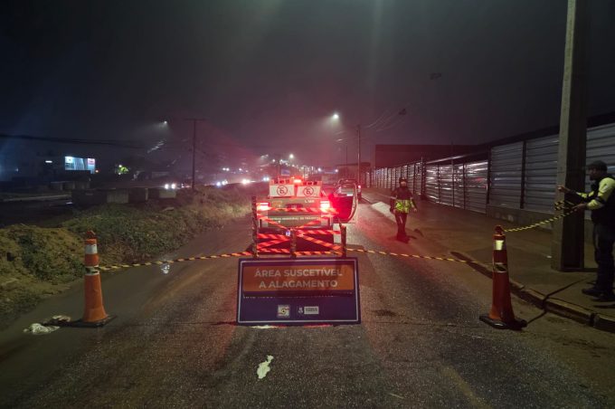 Prefeitura monitora, bloqueia e sinaliza trecho do canal de drenagem da Avenida Brumado como medida preventiva