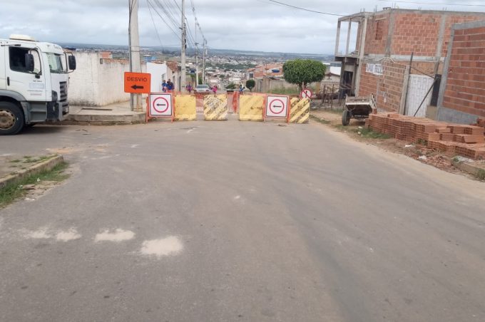 Semob bloqueia trecho da Avenida Portugal, no bairro Ibirapuera, para manutenção no canal de drenagem