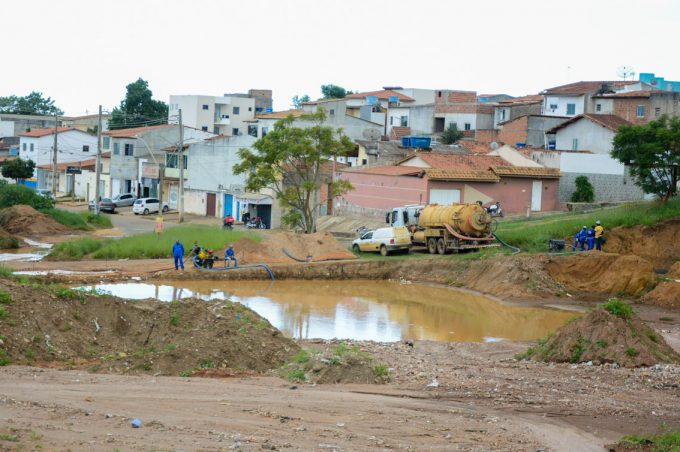 Esgoto começa a ser retirado da lagoa de detenção do Panorama. Tubulação da Embasa será transferida para outro local