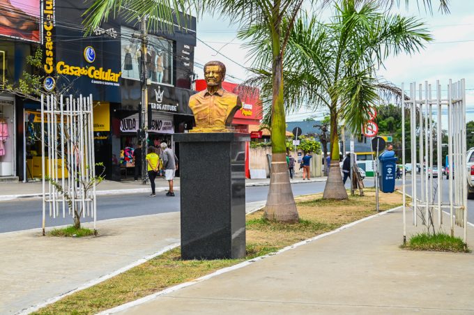 Busto recuperado do ex-prefeito Herzem Gusmão retorna à Estação de Transbordo