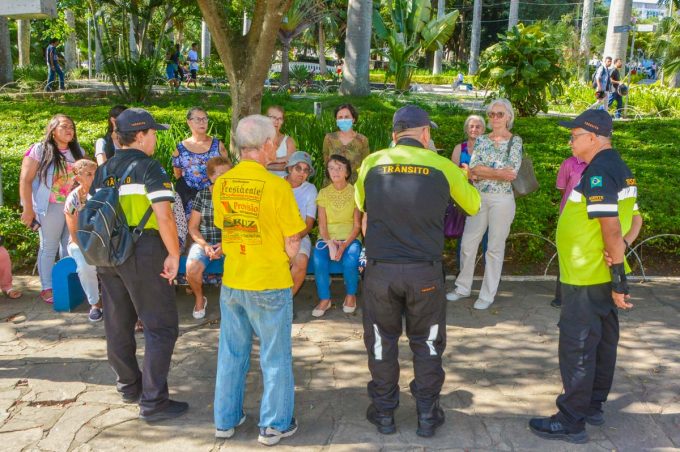 Simtrans realiza palestra educativa sobre segurança no trânsito para idosos