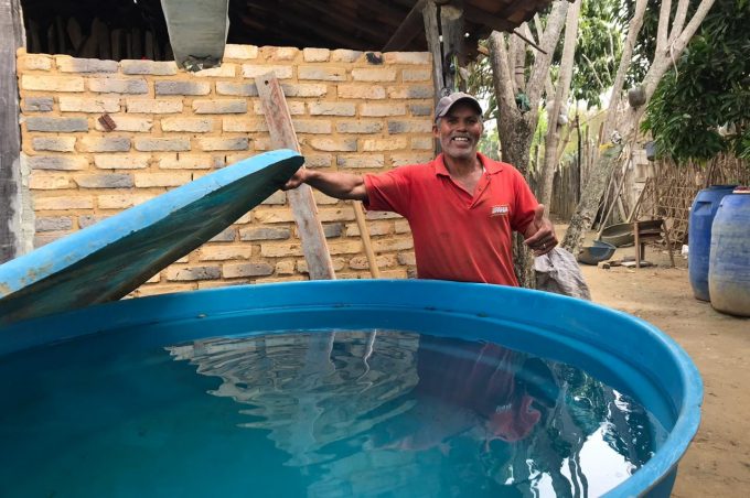 Prefeitura leva água para famílias de Lagoa de Melquíades