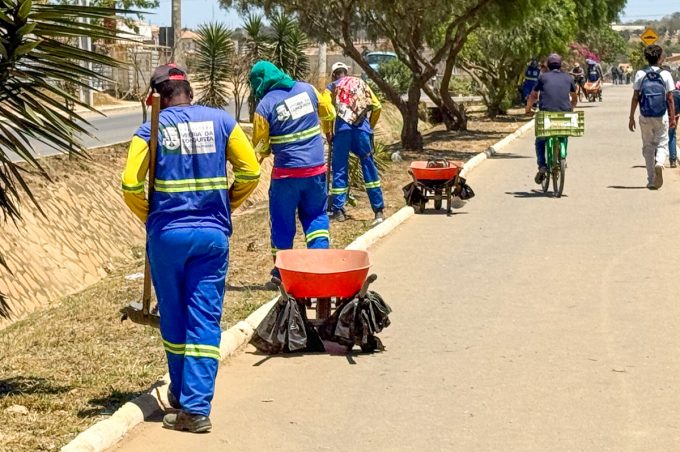 Secretaria de Serviços Públicos realiza mutirão de limpeza em bairros e no entorno de onde acontece o Moto Rock