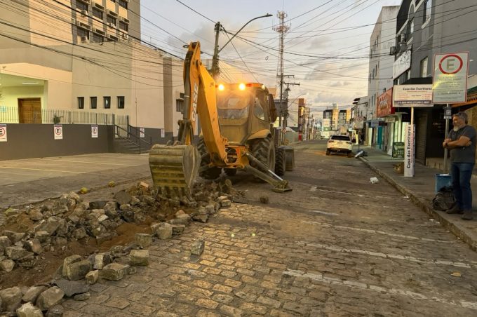 Prefeitura interdita Rua Rotary Club para substituição de calçamento por pavimentação asfáltica