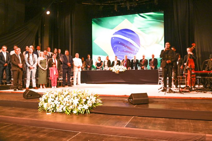 Governo Municipal prestigia sessão solene de entrega do título de Cidadão Conquistense a 58 pessoas