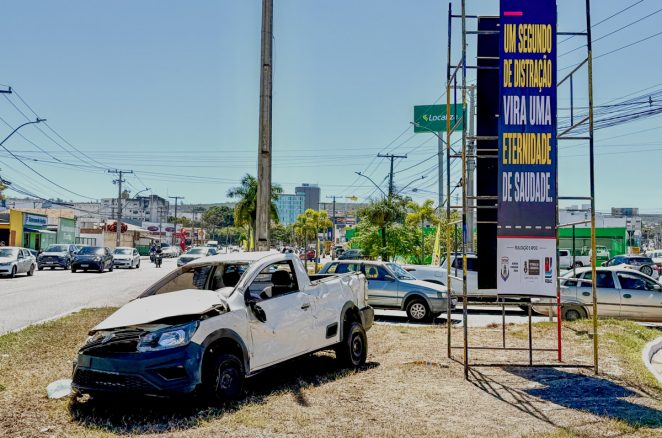 Veículos sinistrados em pontos estratégicos da cidade servem de alerta visual para a importância da segurança no trânsito
