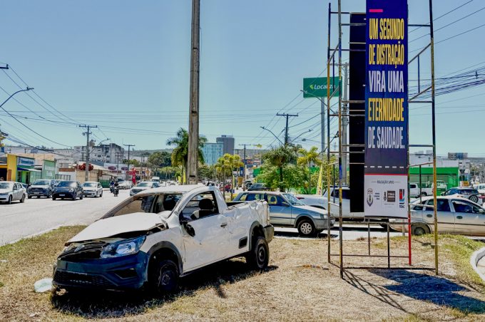 Veículos sinistrados em pontos estratégicos da cidade servem de alerta visual para a importância da segurança no trânsito