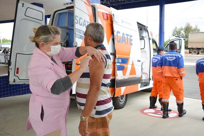 Vacinação contra a Influenza: Prefeitura vacina caminhoneiros que trafegam na BR 116