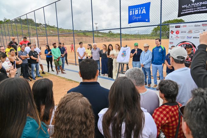 Comunidade e esportistas amadores prestigiam entrega de campo de futebol do bairro Nossa Senhora Aparecida