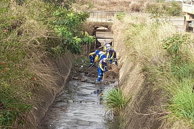 Prefeitura monitora áreas sensíveis após chuvas e presta assistência a famílias no bairro Santa Cruz