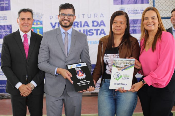 Prefeitura entrega mais 81 escrituras no Parque da Colina e avança com a regularização fundiária no município