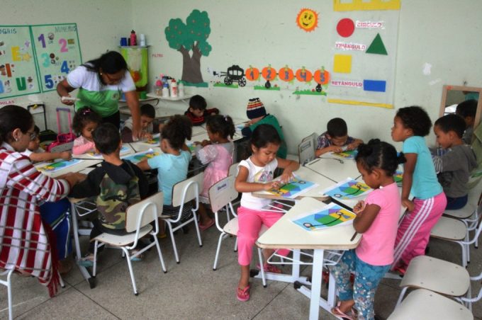 Centro Municipal de Educação Infantil realiza encerramento de projeto com participação do artista plástico Ivan Cruz