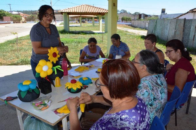 Programa Recriar Solidário: Prefeitura realiza oficina de artesanato