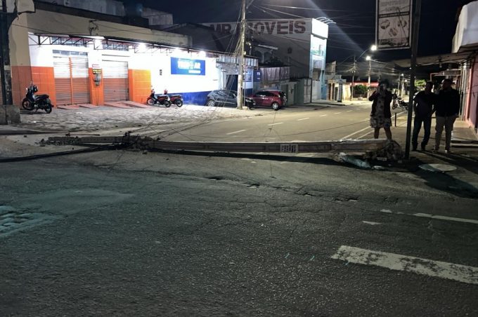 Carreta baú derruba cinco postes da Coelba e danifica semáforo no trecho entre as avenidas Boa Vontade e Brumado