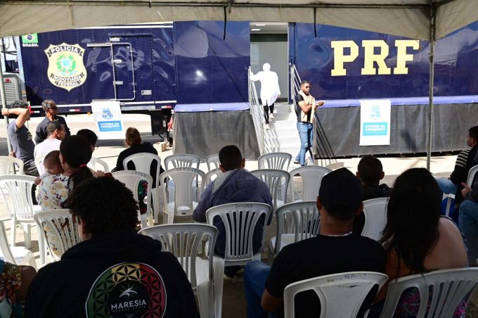 Público masculino recebeu atendimentos médico e odontológico neste domingo por meio de parceria entre Prefeitura e PRF